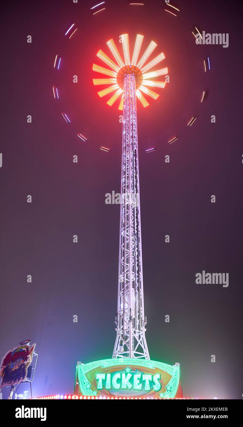 Il giro notturno di Star Flyer, alto 60 metri, durante la fiera di Natale di Blackpool Foto Stock