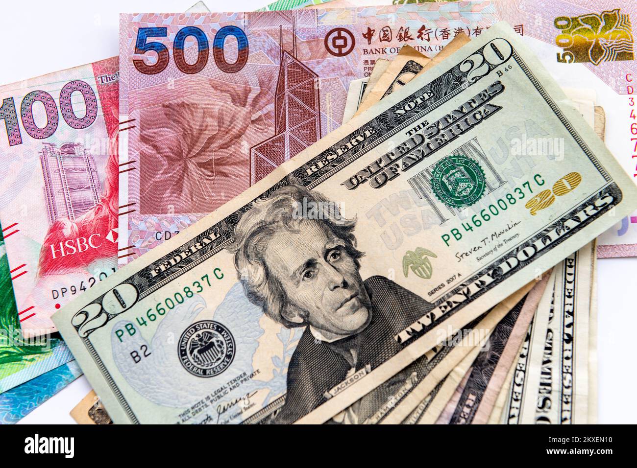 Un primo piano delle fatture del dollaro USA e delle banconote del dollaro di Hong Kong che è ancorato al dollaro USA. Foto Stock