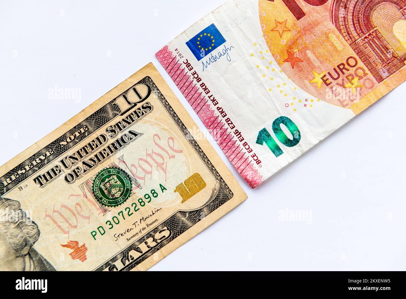 Una fattura da dieci dollari USA e una banconota da dieci euro isolata su sfondo bianco. Foto Stock