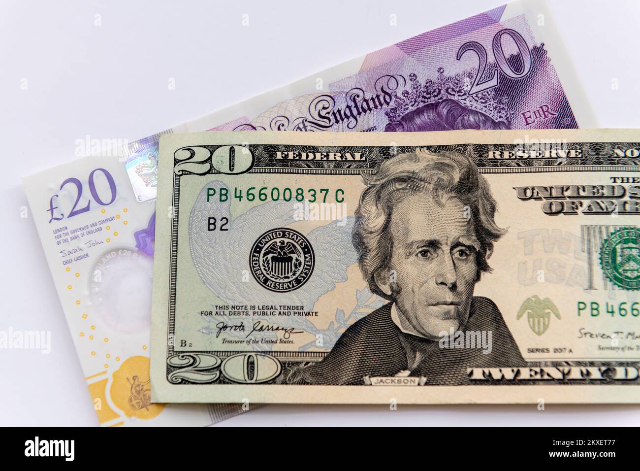 Una fattura da venti dollari USA e una banconota da venti sterline britanniche isolata su sfondo bianco. Foto Stock