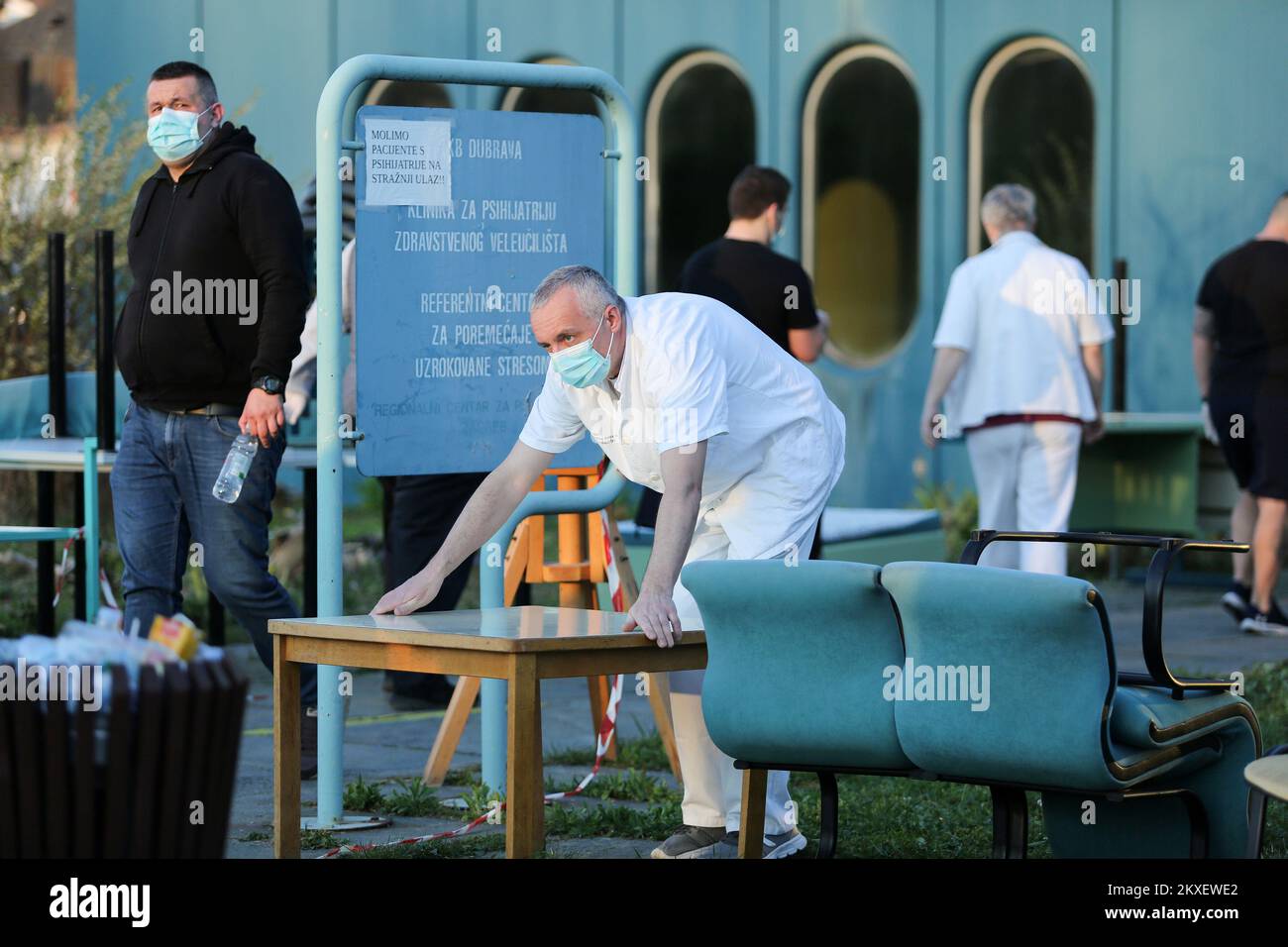 18.03.2020., Croazia, Zagabria - i fan di Dinamo, i Bad Blue Boys, sono stati esortati ad aiutare a spostare le cose fuori dal KB Dubrava Hospital, che diventa un centro respiratorio a Zagabria durante l'epidemia di coronavirus. Foto: Emica Elvedji/PIXSELL Foto Stock