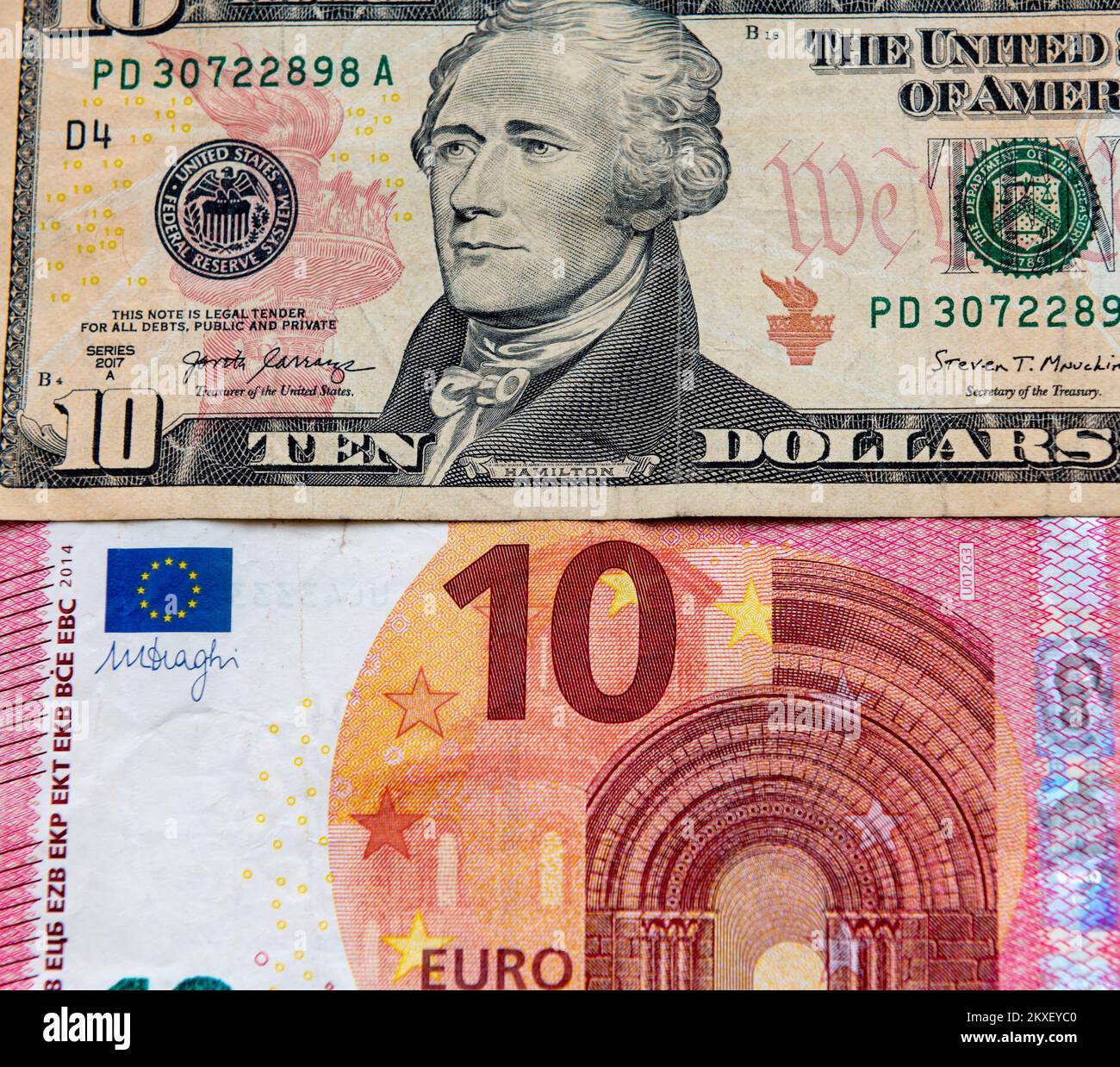 Primo piano di una fattura da dieci dollari USA e di una banconota da dieci euro. Foto Stock