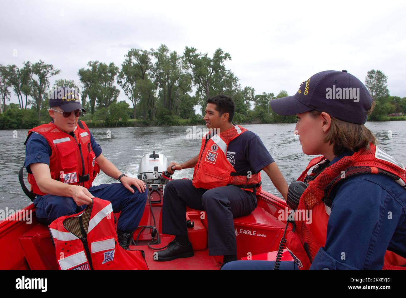 Inondazioni - Omaha, Neb. , 13 luglio 2011 - i membri del team di risposta della Guardia Costiera degli Stati Uniti istruiscono il pompiere di Omaha Peter Luna durante un addestramento di scenario di 'overboard'. Guardia costiera il vigile del fuoco Kim Jones guarda su come il tecnico del macchinario 3rd Classe Nicholas Jones allena Luna sulla War Eagle Boat di 16 piedi. Jace Anderson/FEMA. Fotografie relative a disastri e programmi, attività e funzionari di gestione delle emergenze Foto Stock