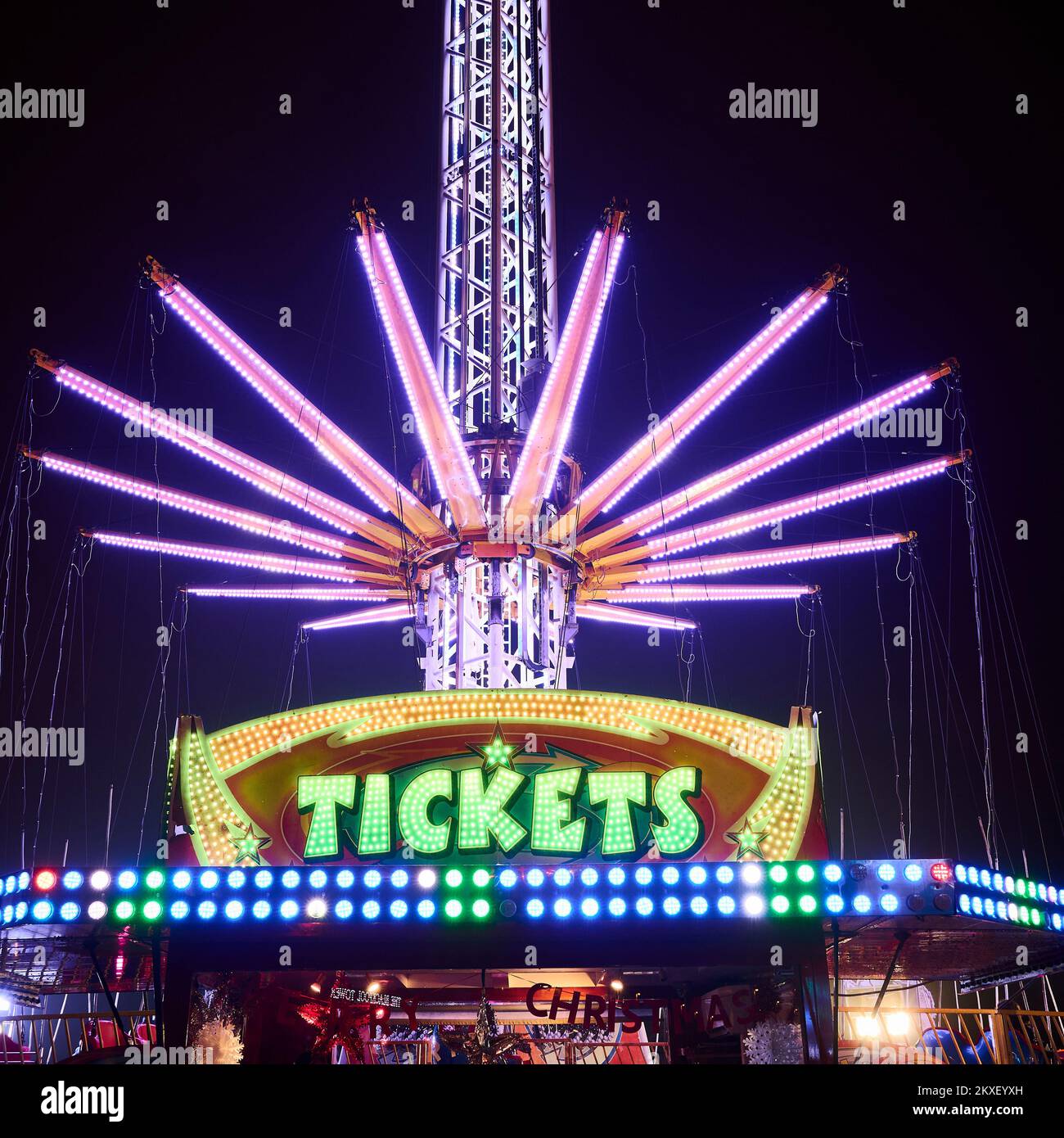 Il volantino Star alto 60 metri e la biglietteria sulla Blackpool Promenade di notte Foto Stock