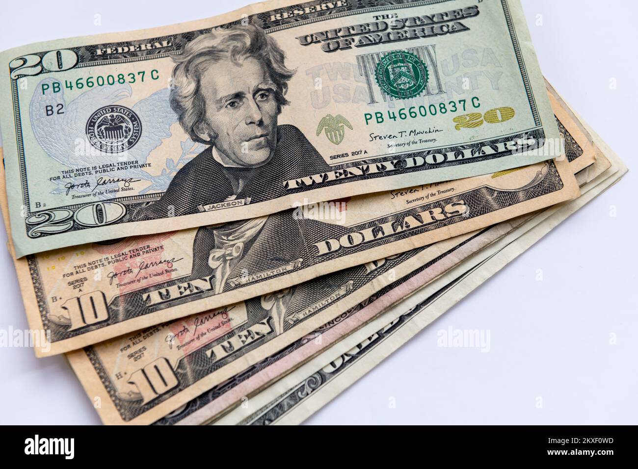 Varie banconote in dollari statunitensi isolate su sfondo bianco. Foto Stock