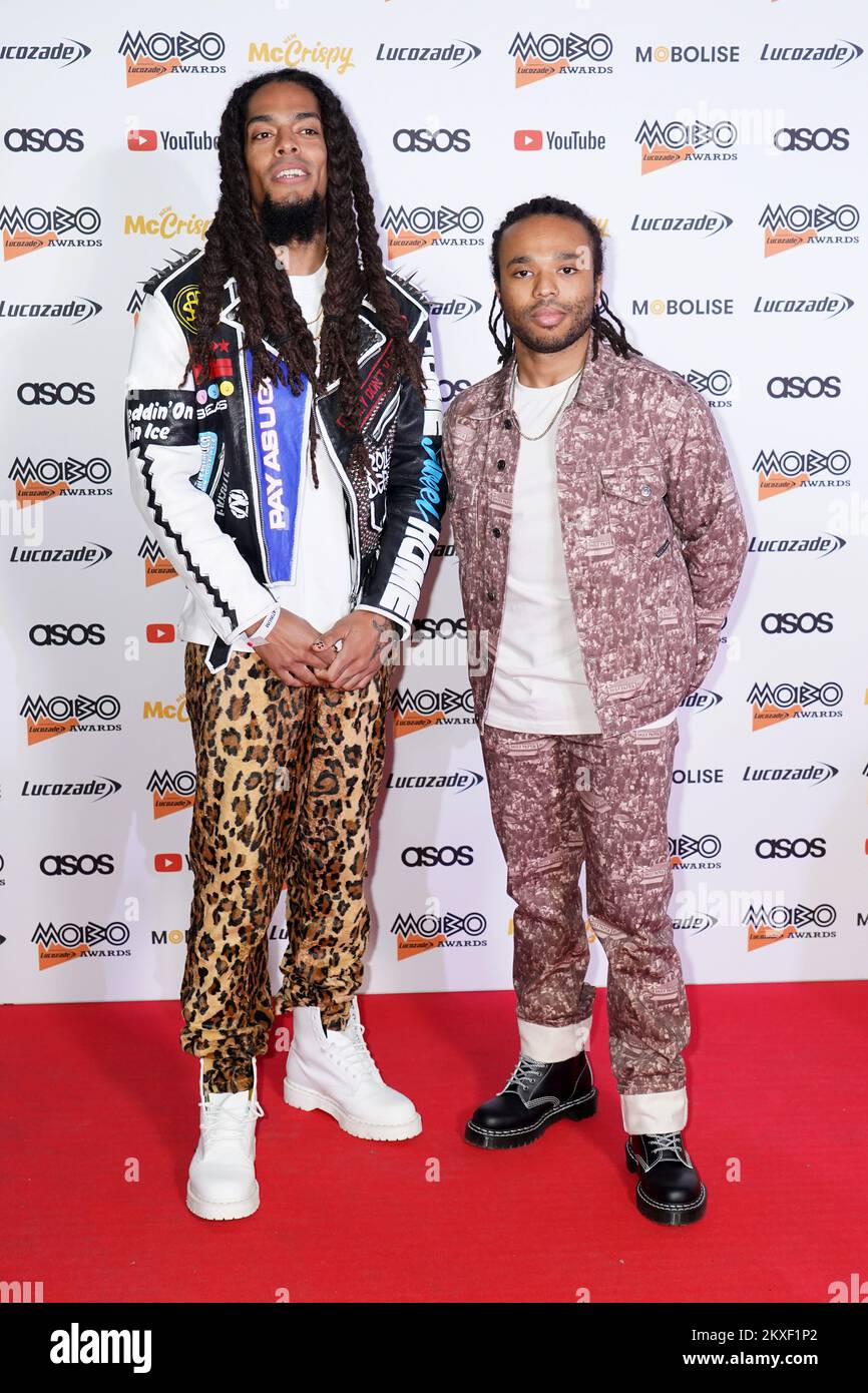 Bobby Vylan di Bob Vylans (a destra) e Bobbie Vylan ai Mobo Awards 2022 all'OVO Arena Wembley, Londra. Data immagine: Mercoledì 30 novembre 2022. Foto Stock