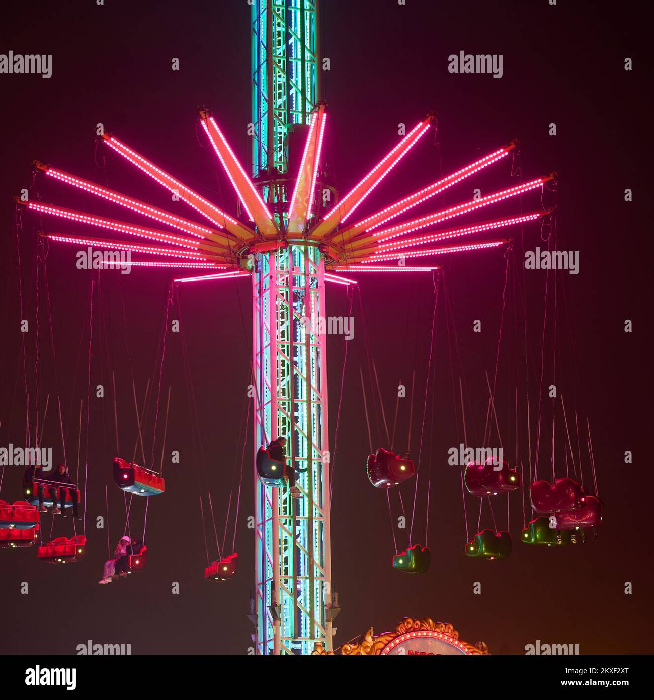 La corsa di 60 metri di altezza Star Flyer sulla Blackpool Promenade di notte Foto Stock