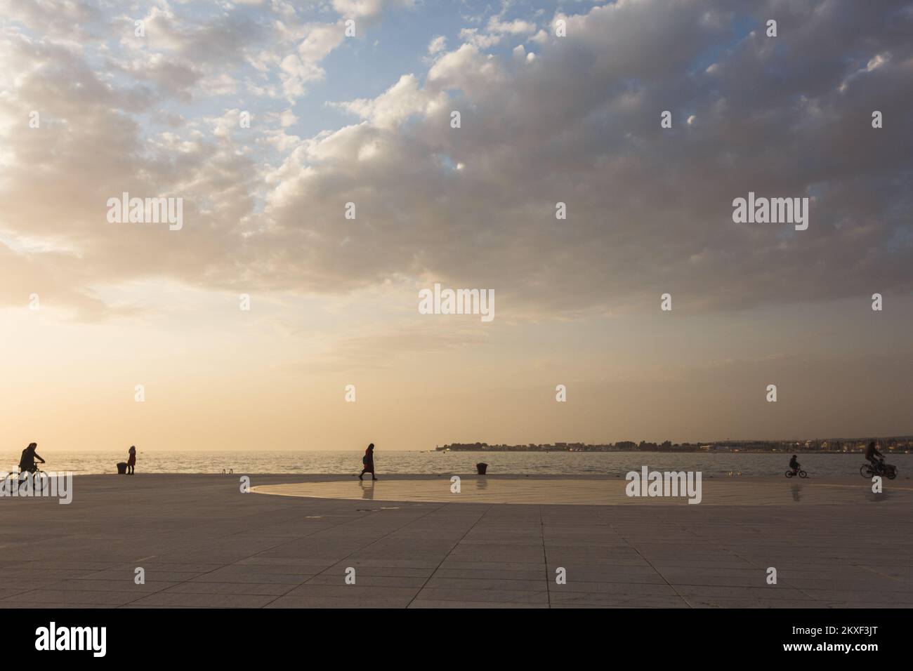 29.03.2020 Zara, Croazia - bellissimo tramonto a Zara al monumento Pozdrav Suncu (l'saluto al Sole) . Foto: Marko Dimic/PIXSELL Foto Stock