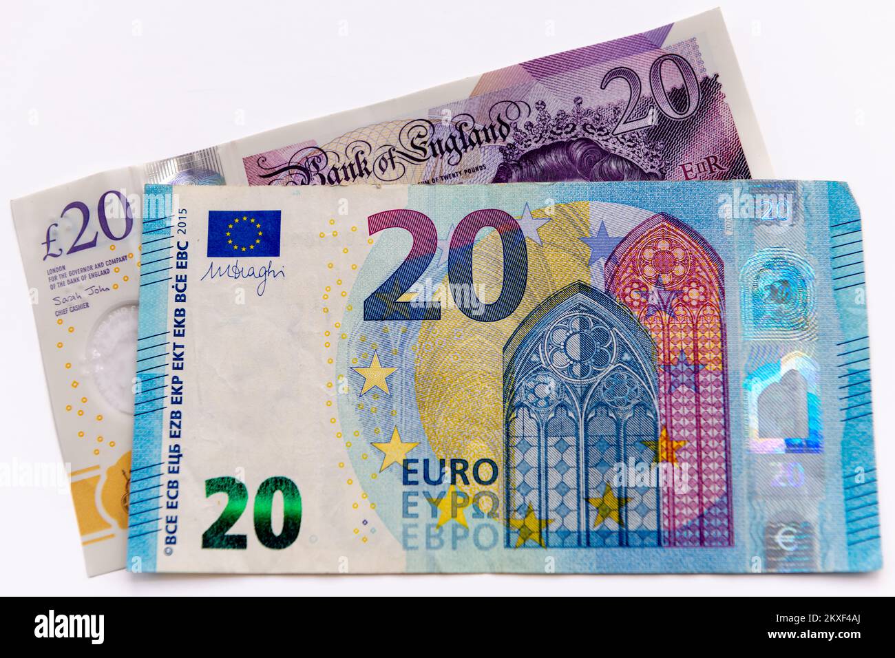 Una banconota da venti euro e una ventina di sterline britanniche isolate su sfondo bianco. Foto Stock