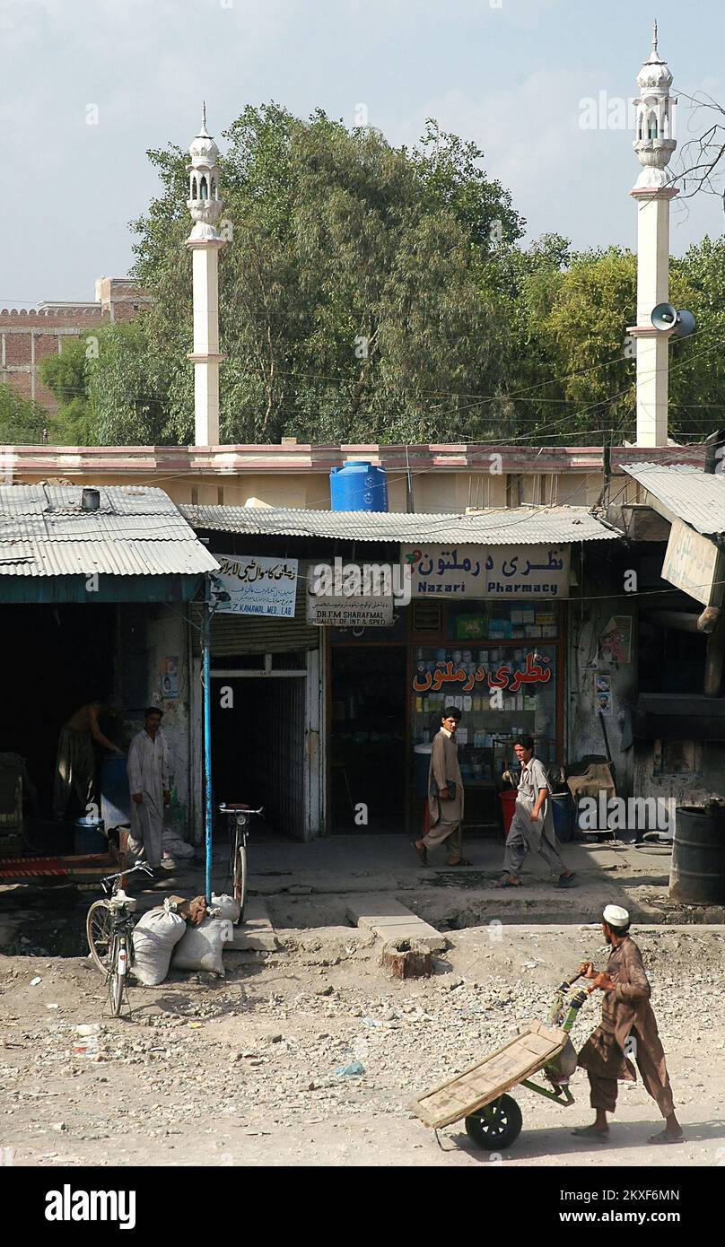 Jalalabad, Provincia di Nangarhar / Afghanistan: Il popolo afgano cammina in una strada a Jalalabad, Afghanistan. Foto Stock