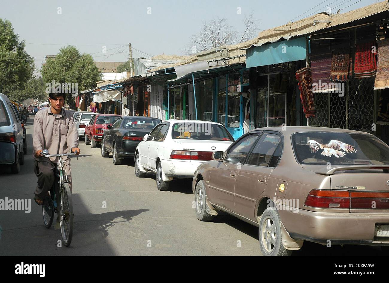Kabul / Afghanistan: Un uomo scorre lungo una strada nel centro di Kabul. Foto Stock