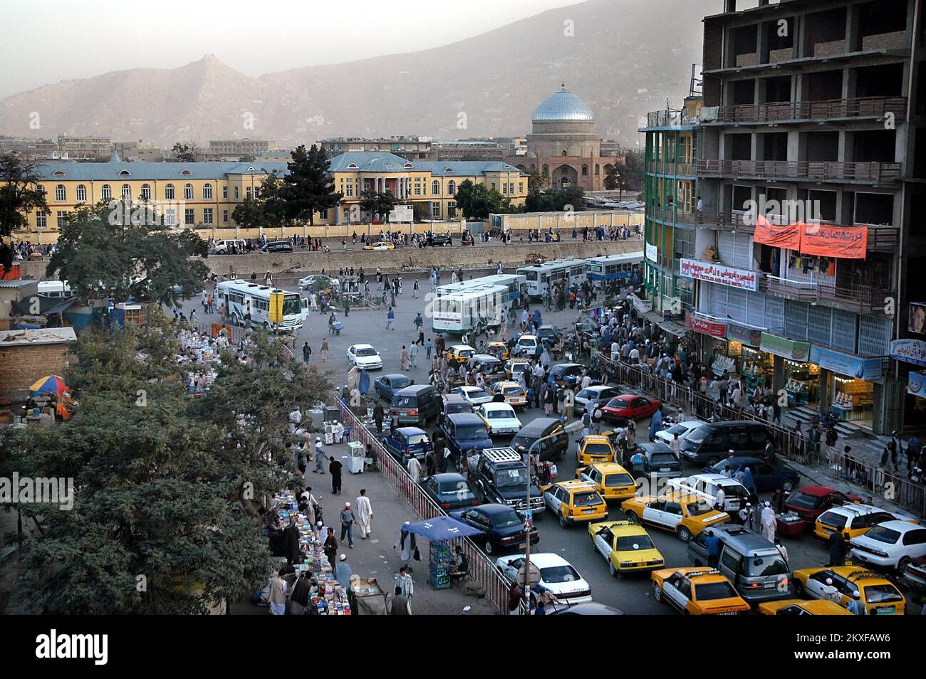 Kabul / Afghanistan: Vista del centro di Kabul mostrando il mercato, il traffico, la folla di persone e colline lontane. Foto Stock