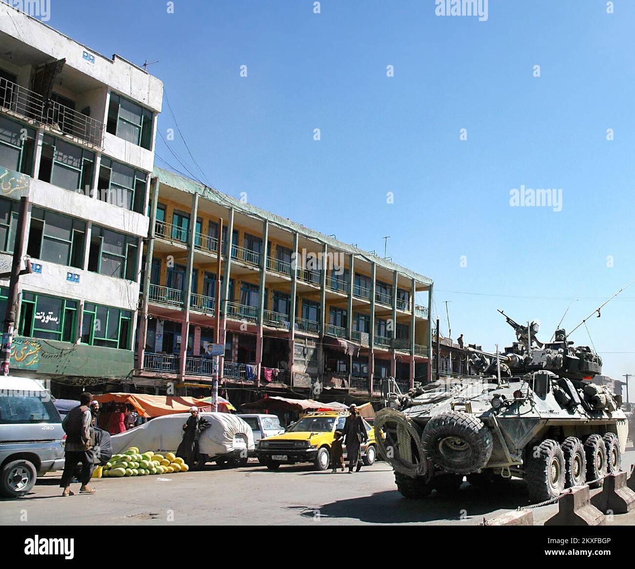 Kabul / Afghanistan: Un veicolo blindato guida lungo una strada a Kabul. Foto Stock