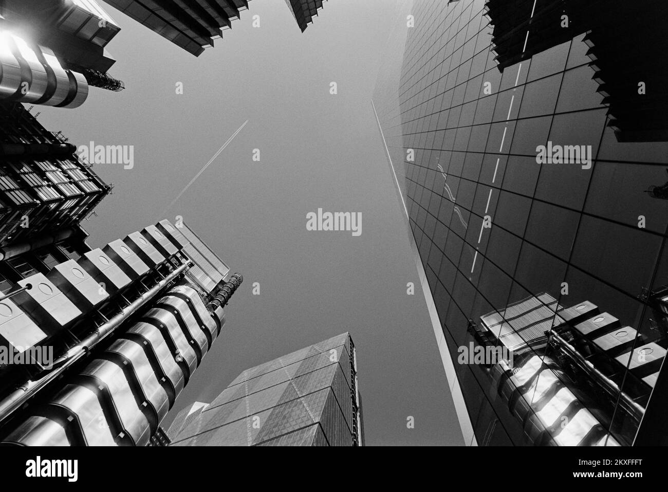 L'edificio Lloyds e altri grattacieli nella City di Londra, Regno Unito, che si affacciano verso l'alto dalla strada Foto Stock