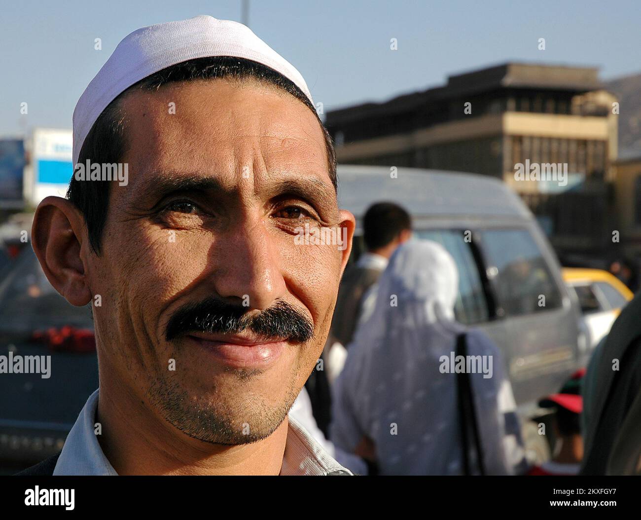 Kabul / Afghanistan: Un uomo afghano sorridente al mercato di Kabul. Foto Stock