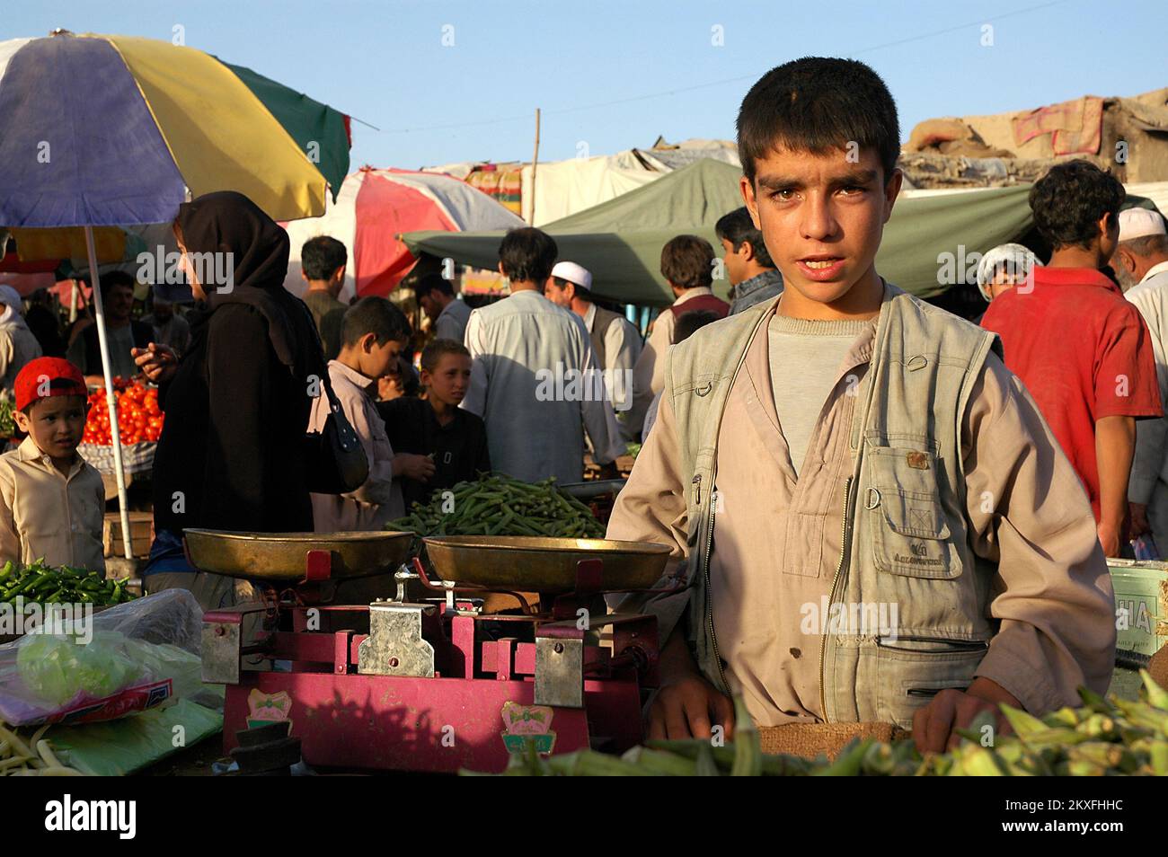 Kabul / Afghanistan: Un giovane afghano che vende ortaggi in uno stallo del mercato a Kabul. Foto Stock