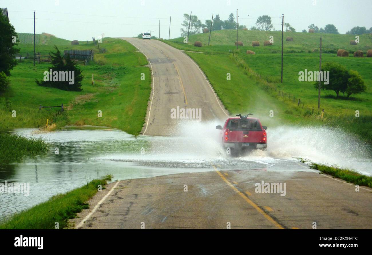 Allagamento grave Storm - Roslyn, S.D., 27 luglio 2011 questo camion sta guidando attraverso cinque pollici di acqua che attraversa 122nd St. Ovest di Roslyn, S. D. Una tempesta severa è passata attraverso il giorno Co. Che causa le condizioni di alluvione e le chiusure della strada. Inondazioni del Sud Dakota. Fotografie relative a disastri e programmi, attività e funzionari di gestione delle emergenze Foto Stock