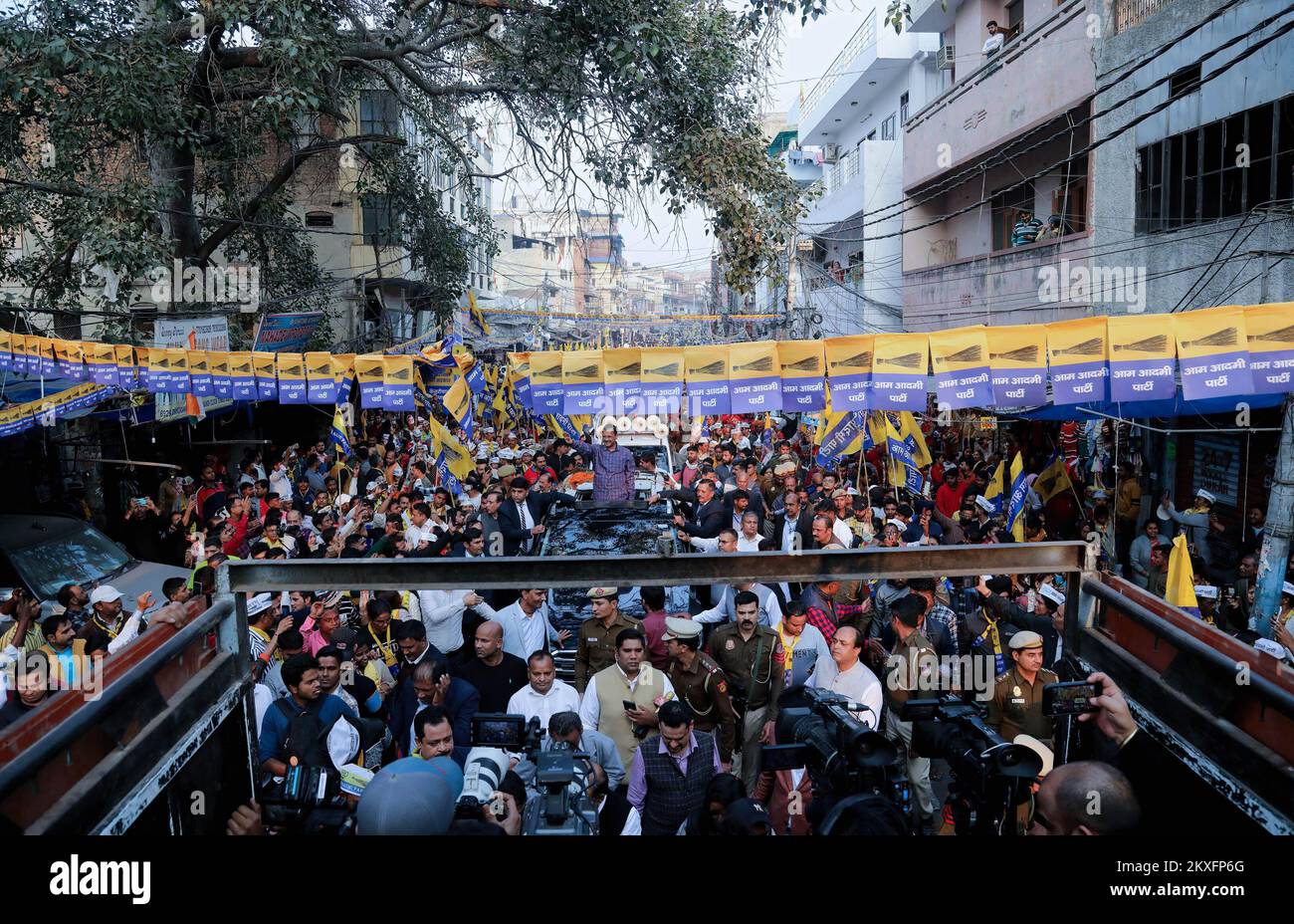 Nuova Delhi, India. 30th Nov 2022. AAP (AAM Aadmi Party) convocatore e Delhi Capo Ministro Arivnd Kejriwal visto durante la sua campagna elettorale Road show per (MCD) società elettorale comunale. Si prevede che gli elettori voteranno per 250 rioni municipali nella capitale. La commissione elettorale ha annunciato che le elezioni si terranno il 4th dicembre e i risultati saranno dichiarati il 7th dicembre 2022. Credit: SOPA Images Limited/Alamy Live News Foto Stock