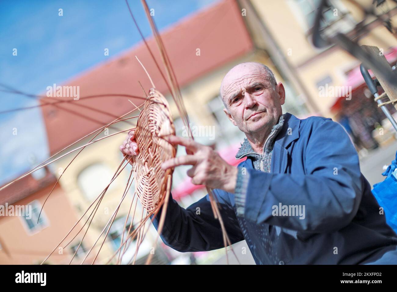 07.05.2020., Zagabria, Croazia - quando il mercato Dolac è svuotato di venditori e acquirenti, Ivo Dubravac rimane e produce prodotti di maglieria. Il paniere-fare come un mestiere sta morendo ma lui già indietro 30 anni produce i prodotti a maglia da vimini, paglia, canna o materiale simile e note che ancora oggi lavora con fervore uguale, volontà e desiderio. Foto: Sanjin Strukic/PIXSELL Foto Stock