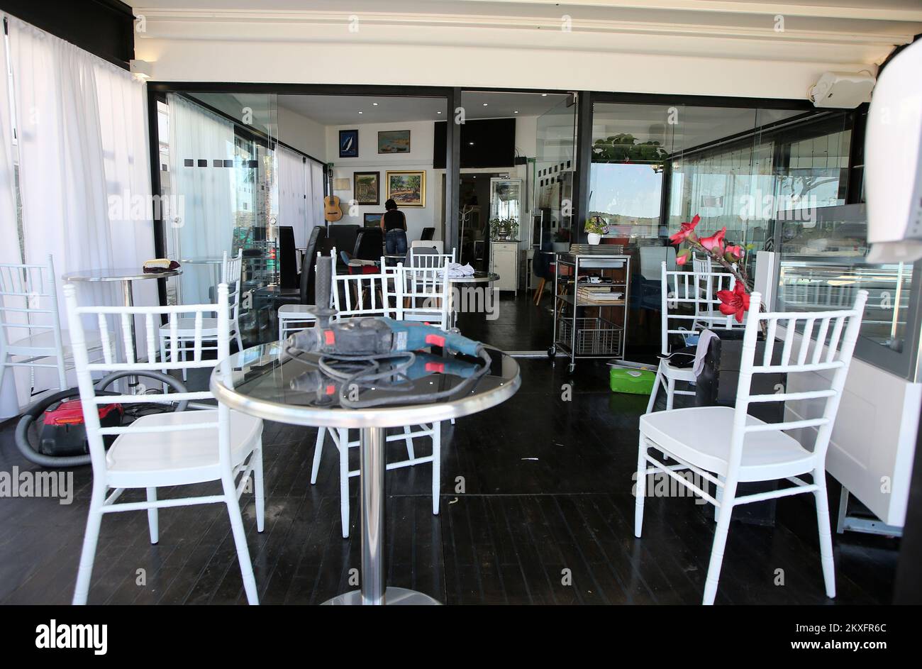 10.05.2020, Å ibenik - i proprietari di ristoranti e caffè si preparano per il primo giorno lavorativo dopo la riduzione della misura epidemiologica. Foto: Dusko Jaramaz/PIXSELL Foto Stock