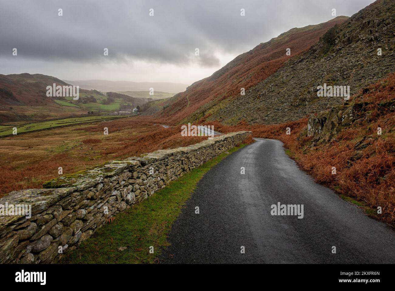 Discesa dalla collina di Kiln Bank Cross vicino Ulpha nel Lake District, Cumbria Foto Stock