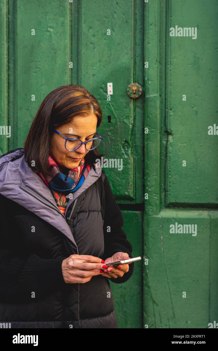 La donna mangia per strada Foto Stock