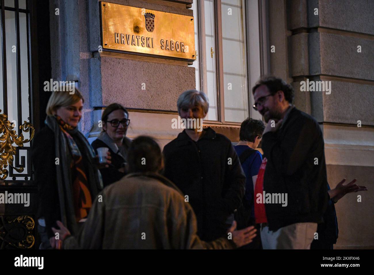 17.05.2020., Croazia, Zagabria - protesta dei partiti Mozemo, Zagreb je nas, Nova ljevica, Orah, Radnicka fronta e za grad su San Piazza Marco contro lo scioglimento del Parlamento croato prima dell'adozione della legge sulla ricostruzione di Zagabria e dei suoi dintorni, che è in linea con la professione e i cittadini colpiti dal terremoto. La piattaforma politica di Mozemo sta protestando a St Piazza Marco. Dicono di aver occupato San Piazza Marco, dove si sosteranno fino alla fine della sessione di domani del Parlamento. Si dice agli MPS che Zagabria non lo dimenticherà Foto Stock