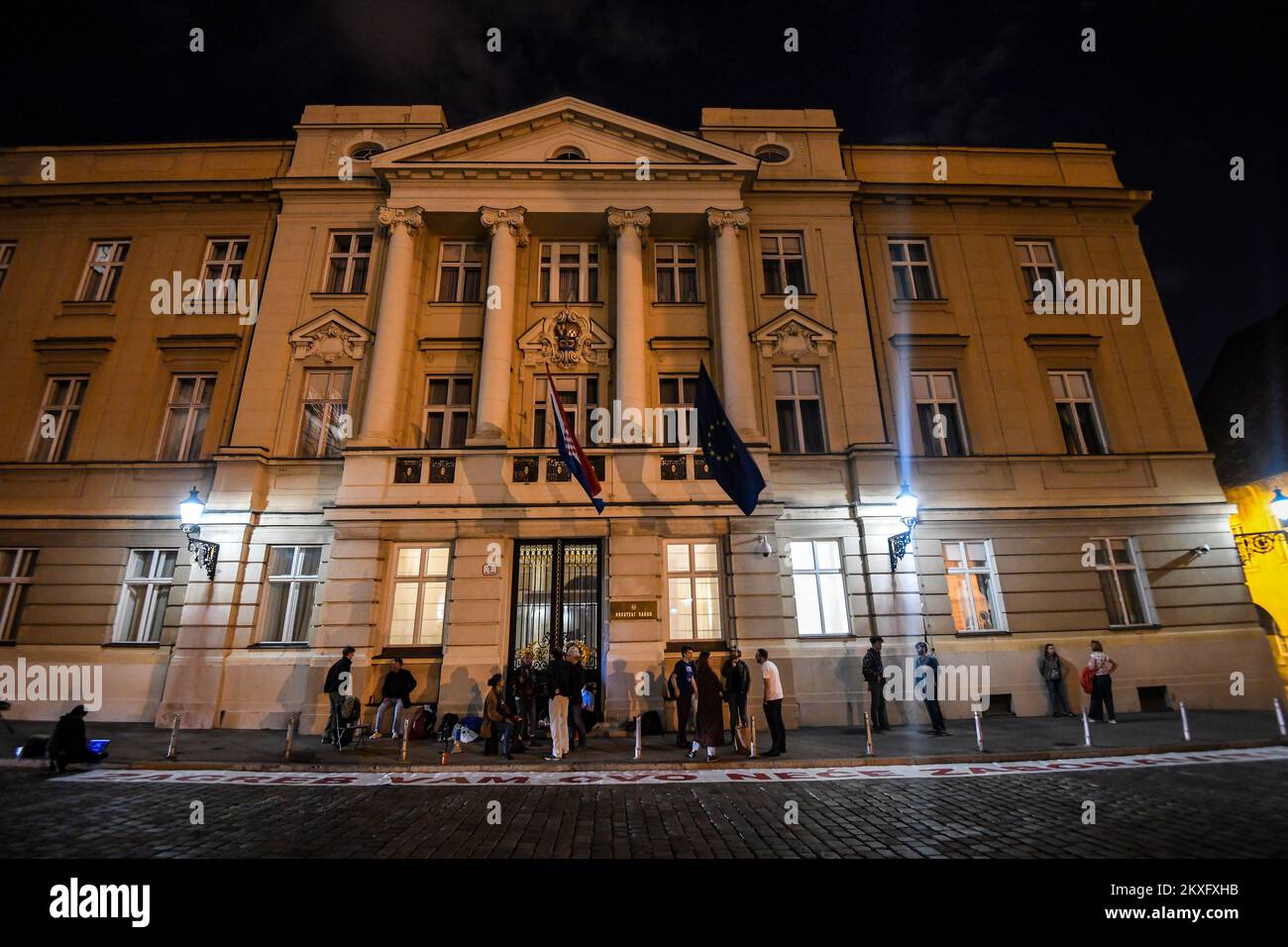 17.05.2020., Croazia, Zagabria - protesta dei partiti Mozemo, Zagreb je nas, Nova ljevica, Orah, Radnicka fronta e za grad su San Piazza Marco contro lo scioglimento del Parlamento croato prima dell'adozione della legge sulla ricostruzione di Zagabria e dei suoi dintorni, che è in linea con la professione e i cittadini colpiti dal terremoto. La piattaforma politica di Mozemo sta protestando a St Piazza Marco. Dicono di aver occupato San Piazza Marco, dove si sosteranno fino alla fine della sessione di domani del Parlamento. Si dice agli MPS che Zagabria non lo dimenticherà Foto Stock