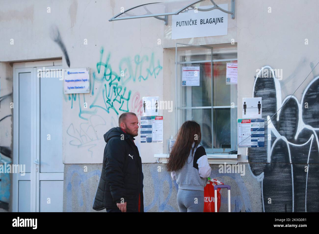 21.05.2020., Zagabria, Croazia - l'edificio della stazione ferroviaria di Zagabria è stato chiuso a causa dei danni causati dal terremoto che ha colpito Zagabria il 22nd marzo 2020. C'è una recinzione intorno ad essa e non è accessibile. Le biglietterie sono state spostate in un edificio laterale e i treni non si fermano sulla prima piattaforma. Foto: Sanjin Strukic/PIXSELL Foto Stock