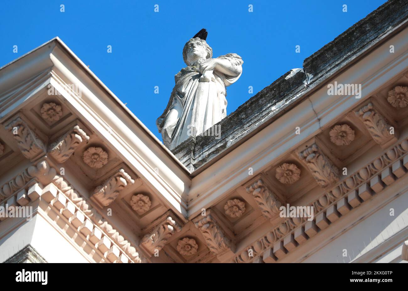 21.05.2020., Zagabria, Croazia - l'edificio della stazione ferroviaria di Zagabria è stato chiuso a causa dei danni causati dal terremoto che ha colpito Zagabria il 22nd marzo 2020. C'è una recinzione intorno ad essa e non è accessibile. Le biglietterie sono state spostate in un edificio laterale e i treni non si fermano sulla prima piattaforma. Foto: Sanjin Strukic/PIXSELL Foto Stock