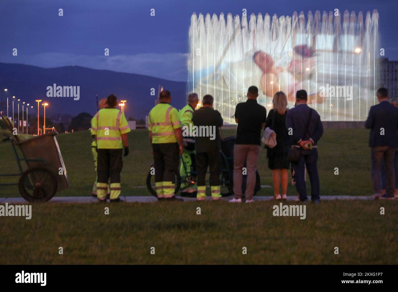 23.05.2020., Zagabria, Croazia - come segno di gratitudine per l'impegno durante l'epidemia di coronavirus e il terremoto che ha colpito le fontane di Zagabria illuminato nel segno della società Cistoca Zagreb. Foto: Borna Filic/PIXSELL Foto Stock