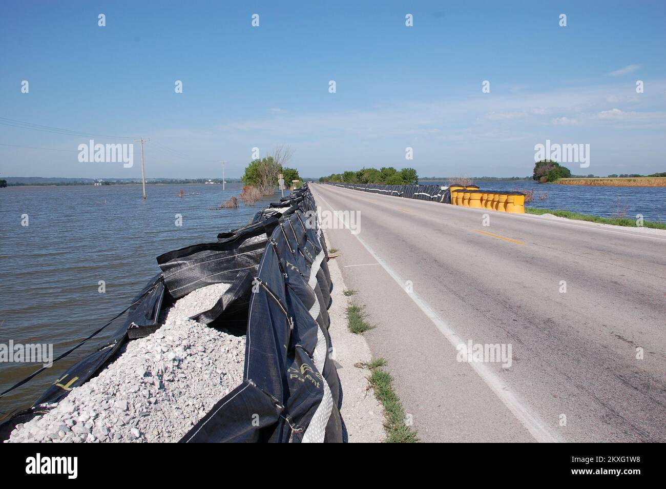 Alluvione - Blair, Neb., 2 agosto 2011 Una barriera alluvione mantiene le acque alluvionali del fiume Missouri dall'inondazione dell'autostrada 30 appena fuori di Blair, Nebraska. Le sacche sono fondamentali per mantenere aperta una delle poche autostrade rimanenti tra il Nebraska, l'Iowa, e l'Interstate Highway System i-29. Jace Anderson/FEMA. Fotografie relative a disastri e programmi, attività e funzionari di gestione delle emergenze Foto Stock