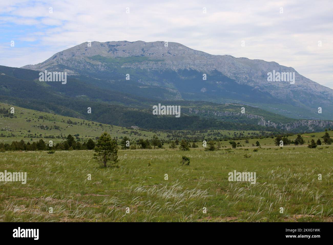 23.05.2020.,Croazia - Vista della montagna Dinara .'Parco Naturale Dinara Croatiaâ 12th parco naturale e insieme ad otto parchi nazionali avremo un'unità di 20 aree protette. Dopo che Dinara è stato dichiarato parco naturale, la quota di aree protette nella zona della Repubblica di Croazia aumenterà dal 12 al 13 per cento, E nell'ambito della rete ecologica europea natura 2000 non ci saranno più 36,7, ma il 39 per cento del territorio del ministro dell'ambiente e dell'energia Tomislav Coric ha detto.Blazenko Boban, Prefetto della contea di Spalato-Dalmazia, ha detto che dei 63.000 ettari della natura futura par Foto Stock