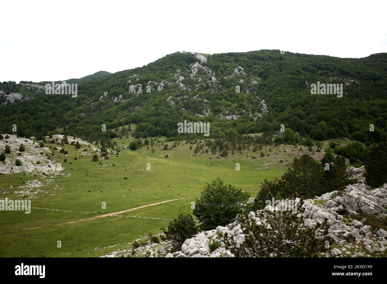 23.05.2020.,Croazia - Vista della montagna Dinara .'Parco Naturale Dinara Croatiaâ 12th parco naturale e insieme ad otto parchi nazionali avremo un'unità di 20 aree protette. Dopo che Dinara è stato dichiarato parco naturale, la quota di aree protette nella zona della Repubblica di Croazia aumenterà dal 12 al 13 per cento, E nell'ambito della rete ecologica europea natura 2000 non ci saranno più 36,7, ma il 39 per cento del territorio del ministro dell'ambiente e dell'energia Tomislav Coric ha detto.Blazenko Boban, Prefetto della contea di Spalato-Dalmazia, ha detto che dei 63.000 ettari della natura futura par Foto Stock