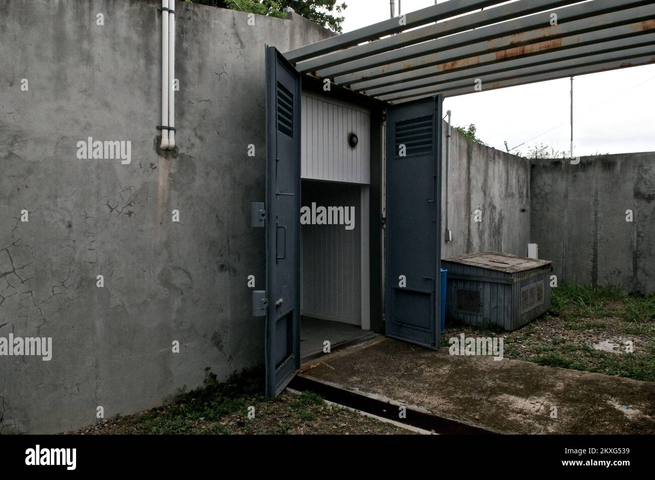 Grave tempesta - Saint Thomas, Isole Vergini americane, 3 agosto 2011 'il bunker' è un complesso di bunker militari abbandonati della seconda guerra mondiale sull'isola della ST. Thomas, che viene utilizzato dall'IMAT per il deposito delle attrezzature. Lo strumento funge anche da punto di intervento alternativo per il piano di continuità operativa (COOP) dell'IMAT. Fotografie relative a disastri e programmi, attività e funzionari di gestione delle emergenze Foto Stock