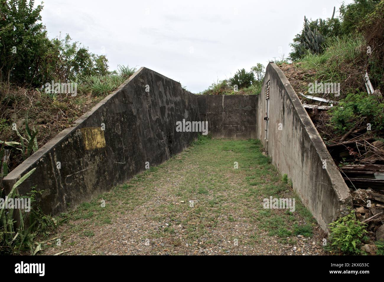 Grave tempesta - Saint Thomas, Isole Vergini americane, 3 agosto 2011 'il bunker' è un complesso di bunker militari abbandonati della seconda guerra mondiale sull'isola della ST. Thomas, che viene utilizzato dall'IMAT per il deposito delle attrezzature. Lo strumento funge anche da punto di intervento alternativo per il piano di continuità operativa (COOP) dell'IMAT. Fotografie relative a disastri e programmi, attività e funzionari di gestione delle emergenze Foto Stock