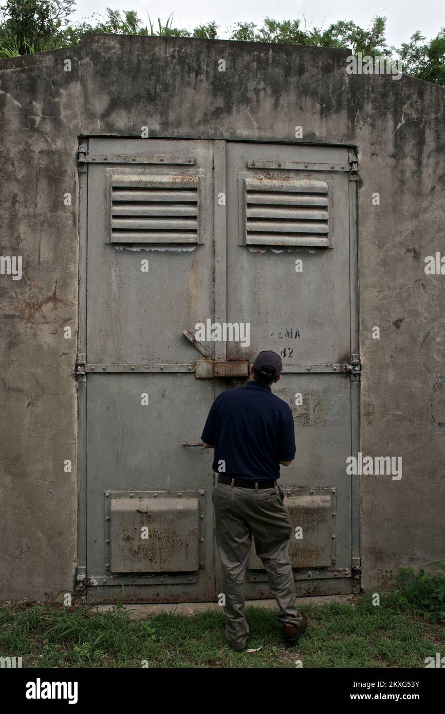 Grave tempesta - Saint Thomas, Isole Vergini americane, 3 agosto 2011 lo specialista delle comunicazioni Sean Kielty, FEMA Region 2 IMAT, apre la porta a 'il bunker'. 'The Bunker' è un complesso di bunker militari abbandonati della seconda guerra mondiale sull'isola della ST. Thomas, che viene utilizzato dall'IMAT per il deposito delle attrezzature. Lo strumento funge anche da punto di intervento alternativo per il piano di continuità operativa (COOP) dell'IMAT. Fotografie relative a disastri e programmi, attività e funzionari di gestione delle emergenze Foto Stock