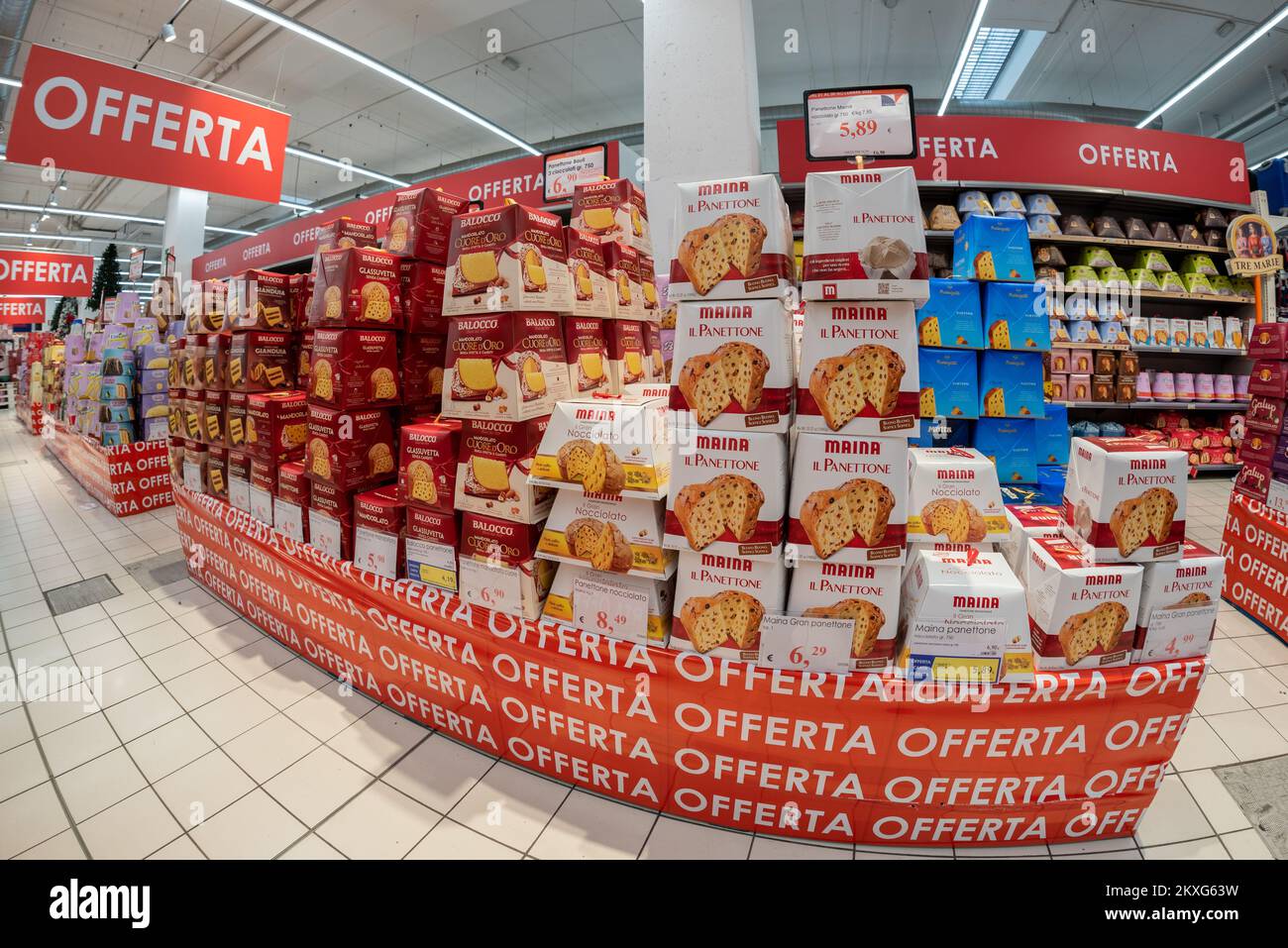 Bra, Cuneo, Italia - 30 novembre 2022: Confezioni di panettone del marchio  Balocco e Maina esposte nel pallet e negli scaffali dell'offerta in un  supermercato italiano. T Foto stock - Alamy