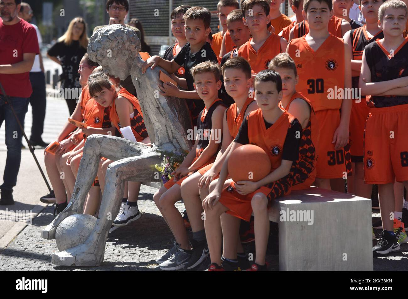 07.06.2020., Sibenik - Croazia Marks 27 anni senza Drazen Petrovic poco prima dell'estate del 1993, un incidente stradale sulla strada statale vicino alla città tedesca di Ingolstadt privò la Croazia di uno dei migliori atleti di tutti i tempi - l'unico Drazen Petrovic. Il 7 giugno è stato così trasformato in un giorno di shock, tristezza e incredulità, e ogni 7 giugno che è seguito in un giorno di ricordo. Il genio del basket aveva lasciato un segno indelebile a livello globale, anche se non conosceremo mai il suo pieno impatto dal momento che è stato preso da noi prima che abbia compiuto 30 anni. Foto: Hrvoje Jelavic/PIXSELL Foto Stock