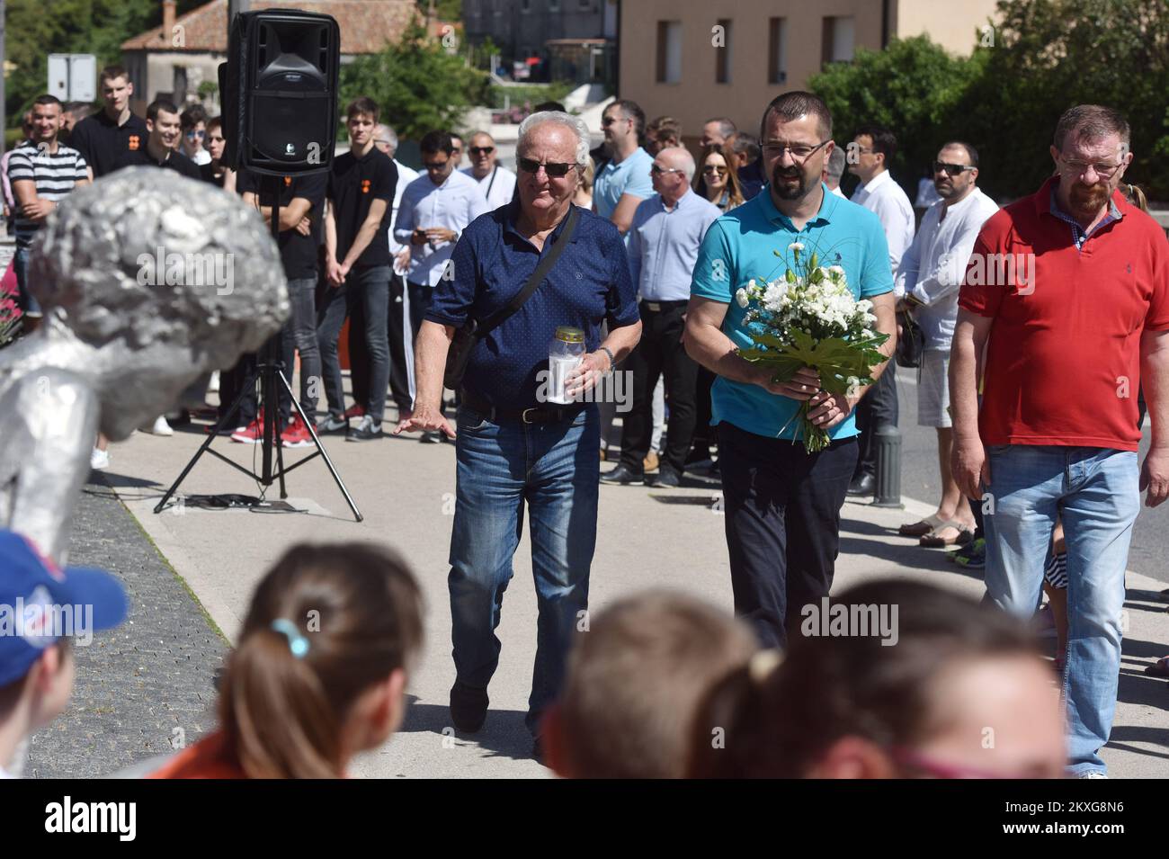 07.06.2020., Sibenik - Croazia Marks 27 anni senza Drazen Petrovic poco prima dell'estate del 1993, un incidente stradale sulla strada statale vicino alla città tedesca di Ingolstadt privò la Croazia di uno dei migliori atleti di tutti i tempi - l'unico Drazen Petrovic. Il 7 giugno è stato così trasformato in un giorno di shock, tristezza e incredulità, e ogni 7 giugno che è seguito in un giorno di ricordo. Il genio del basket aveva lasciato un segno indelebile a livello globale, anche se non conosceremo mai il suo pieno impatto dal momento che è stato preso da noi prima che abbia compiuto 30 anni. Foto: Hrvoje Jelavic/PIXSELL Foto Stock