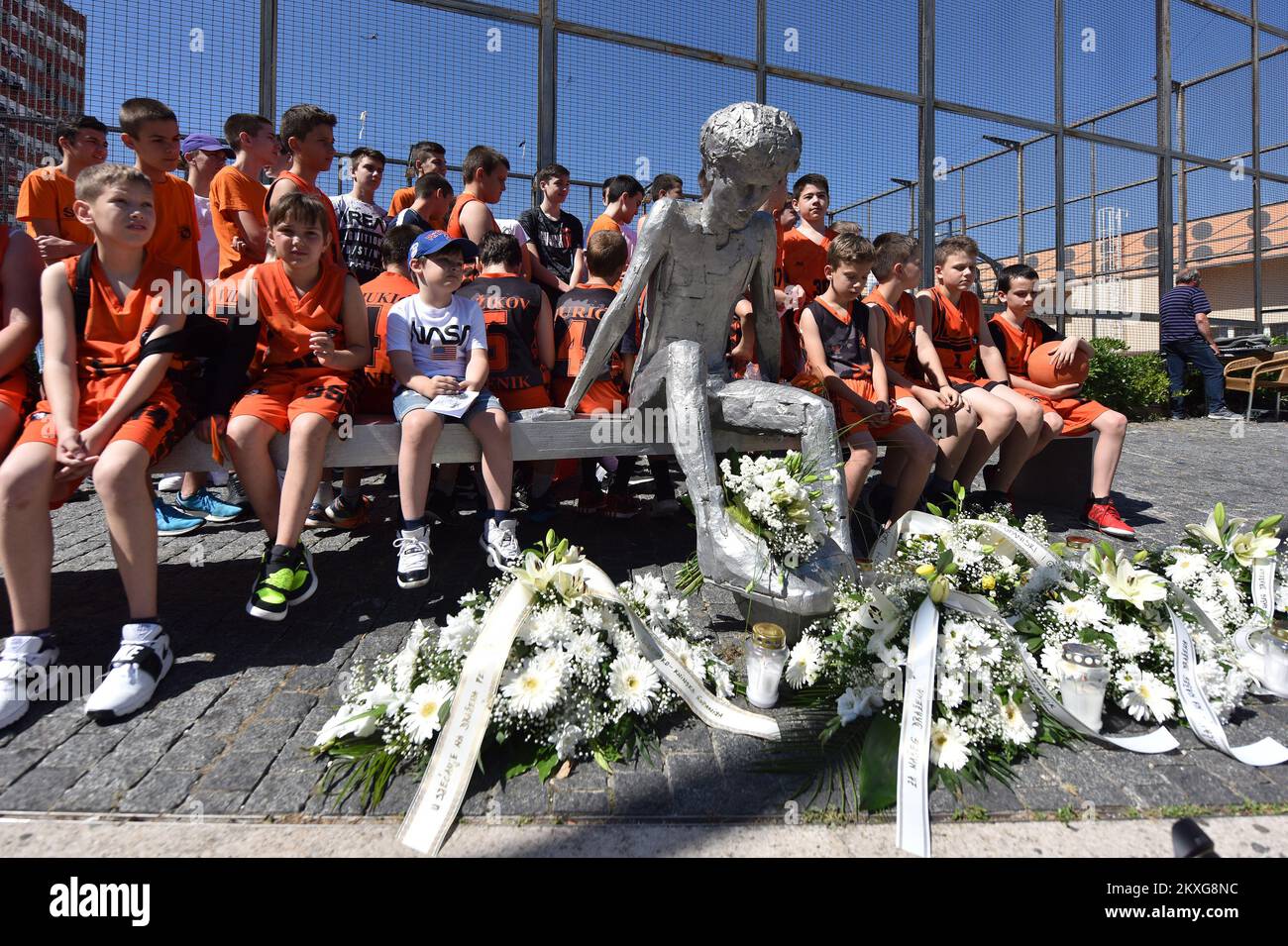 07.06.2020., Sibenik - Croazia Marks 27 anni senza Drazen Petrovic poco prima dell'estate del 1993, un incidente stradale sulla strada statale vicino alla città tedesca di Ingolstadt privò la Croazia di uno dei migliori atleti di tutti i tempi - l'unico Drazen Petrovic. Il 7 giugno è stato così trasformato in un giorno di shock, tristezza e incredulità, e ogni 7 giugno che è seguito in un giorno di ricordo. Il genio del basket aveva lasciato un segno indelebile a livello globale, anche se non conosceremo mai il suo pieno impatto dal momento che è stato preso da noi prima che abbia compiuto 30 anni. Foto: Hrvoje Jelavic/PIXSELL Foto Stock