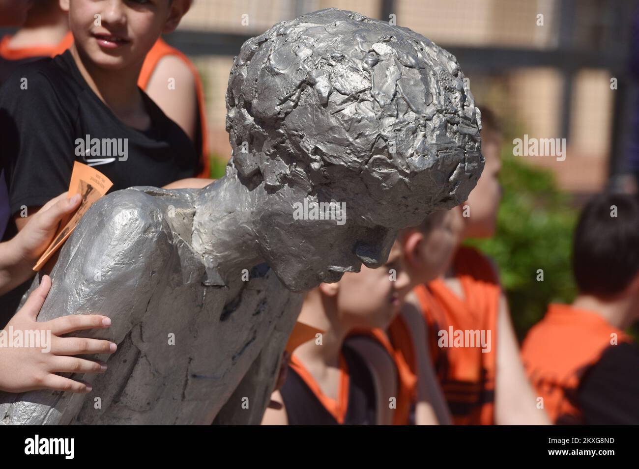 07.06.2020., Sibenik - Croazia Marks 27 anni senza Drazen Petrovic poco prima dell'estate del 1993, un incidente stradale sulla strada statale vicino alla città tedesca di Ingolstadt privò la Croazia di uno dei migliori atleti di tutti i tempi - l'unico Drazen Petrovic. Il 7 giugno è stato così trasformato in un giorno di shock, tristezza e incredulità, e ogni 7 giugno che è seguito in un giorno di ricordo. Il genio del basket aveva lasciato un segno indelebile a livello globale, anche se non conosceremo mai il suo pieno impatto dal momento che è stato preso da noi prima che abbia compiuto 30 anni. Foto: Hrvoje Jelavic/PIXSELL Foto Stock