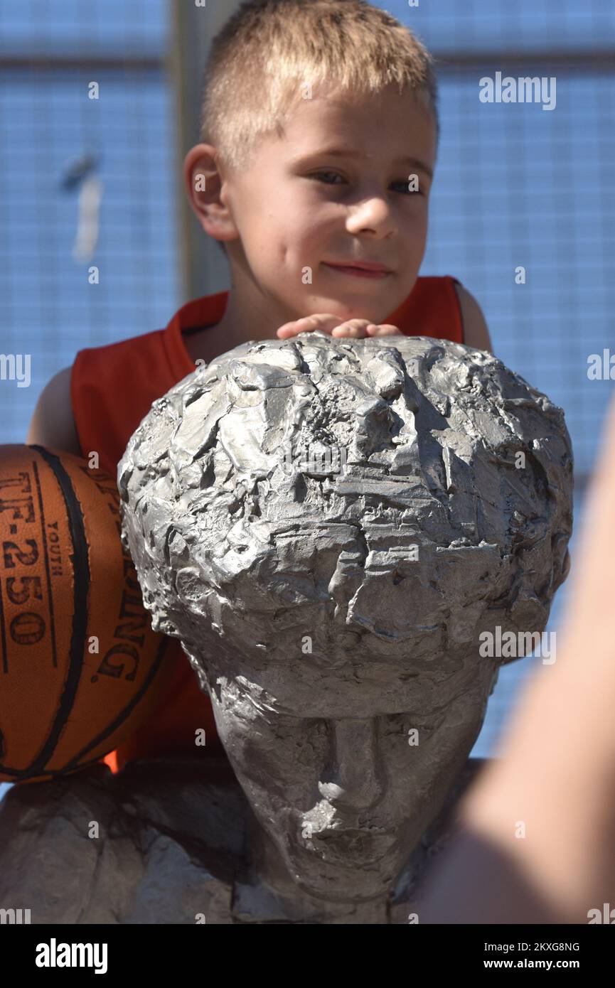 07.06.2020., Sibenik - Croazia Marks 27 anni senza Drazen Petrovic poco prima dell'estate del 1993, un incidente stradale sulla strada statale vicino alla città tedesca di Ingolstadt privò la Croazia di uno dei migliori atleti di tutti i tempi - l'unico Drazen Petrovic. Il 7 giugno è stato così trasformato in un giorno di shock, tristezza e incredulità, e ogni 7 giugno che è seguito in un giorno di ricordo. Il genio del basket aveva lasciato un segno indelebile a livello globale, anche se non conosceremo mai il suo pieno impatto dal momento che è stato preso da noi prima che abbia compiuto 30 anni. Foto: Hrvoje Jelavic/PIXSELL Foto Stock