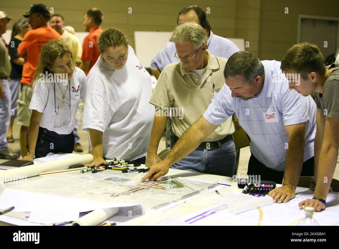 Tornado - Hackleburg, Ala. , 4 agosto 2011 FEMA Long-Term Community Recovry (LTCR) Specialisti, designer professionisti, urbanisti, architetti, specialisti del recupero FSE-14 e membri della comunità partecipano a un incontro di sensibilizzazione e informazione alla prima Chiesa Battista di Hackleburg. La FEMA sostiene e coordina il coinvolgimento e la partecipazione di tutte le parti interessate al recupero e alla ricostruzione di una comunità a seguito di un disastro come il tornado che storck Hackleburg il 27 aprile 2011. Alabama forti tempeste, tornado, venti in linea retta, e alluvioni. Fotografie relative a Dis Foto Stock Tornado - Hackleburg, Ala. , 4 agosto 2011 FEMA Long-Term Community Recovry (LTCR) Specialisti, designer professionisti, urbanisti, architetti, specialisti del recupero FSE-14 e membri della comunità partecipano a un incontro di sensibilizzazione e informazione alla prima Chiesa Battista di Hackleburg. La FEMA sostiene e coordina il coinvolgimento e la partecipazione di tutte le parti interessate al recupero e alla ricostruzione di una comunità a seguito di un disastro come il tornado che storck Hackleburg il 27 aprile 2011. Alabama forti tempeste, tornado, venti in linea retta, e alluvioni. Fotografie relative a Dis Foto Stock