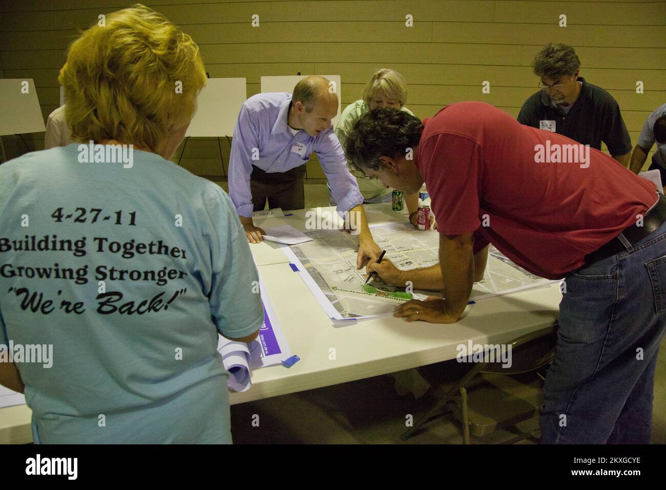 Tornado - Hackleburg, Ala. , 4 agosto 2011 FEMA Long-Term Community Recovery (LTCR) Specialisti, designer professionisti, urbanisti, architetti, specialisti del recupero FSE-14 e membri della comunità partecipano a un incontro di sensibilizzazione e informazione alla prima Chiesa Battista di Hackleburg. La FEMA sostiene e coordina il coinvolgimento e la partecipazione di tutte le parti interessate al recupero e alla ricostruzione di una comunità a seguito di un disastro come il tornado che storck Hackleburg il 27 aprile 2011. Alabama forti tempeste, tornado, venti in linea retta, e alluvioni. Fotografie relative a di Foto Stock Tornado - Hackleburg, Ala. , 4 agosto 2011 FEMA Long-Term Community Recovery (LTCR) Specialisti, designer professionisti, urbanisti, architetti, specialisti del recupero FSE-14 e membri della comunità partecipano a un incontro di sensibilizzazione e informazione alla prima Chiesa Battista di Hackleburg. La FEMA sostiene e coordina il coinvolgimento e la partecipazione di tutte le parti interessate al recupero e alla ricostruzione di una comunità a seguito di un disastro come il tornado che storck Hackleburg il 27 aprile 2011. Alabama forti tempeste, tornado, venti in linea retta, e alluvioni. Fotografie relative a di Foto Stock