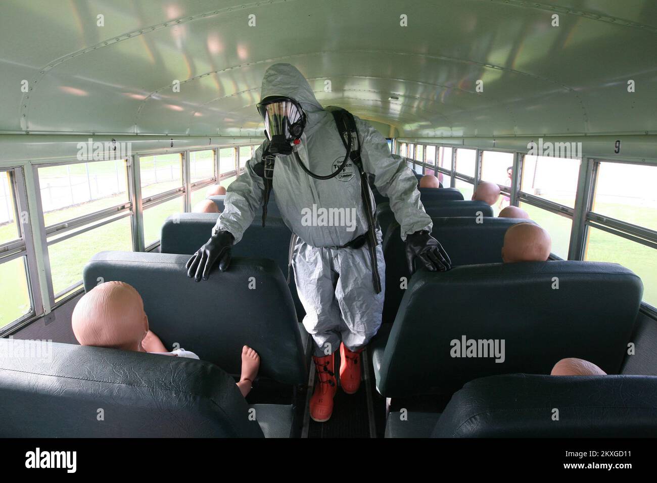 ANNISTON, Ala. , 5 agosto 2011 Un soccorritore esamina una scena di incidente simulato per valutare rapidamente e valutare i potenziali sopravvissuti durante l'addestramento al Centro per la preparazione domestica (CDP). Il CDP ha recentemente incorporato un bus scolastico in scenari di formazione presso la struttura di formazione chimica, Ordnance, biologica e radiologica (COBRA). Shannon Arledge .. Fotografie relative a disastri e programmi, attività e funzionari di gestione delle emergenze Foto Stock