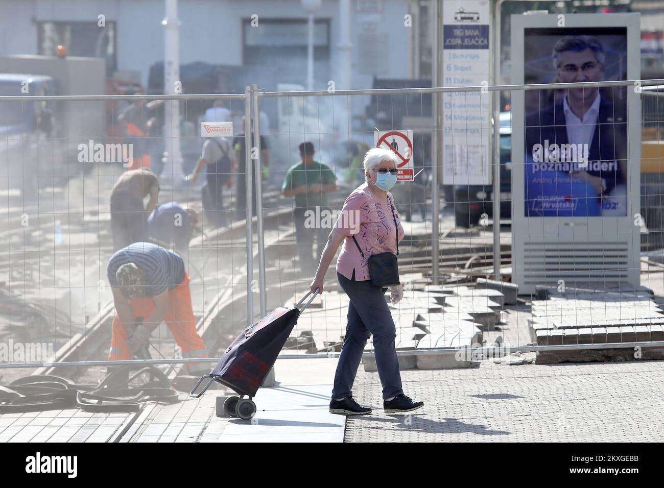 Si vedono persone che indossano maschere protettive mentre la diffusione della malattia del coronavirus (COVID-19) continua a Zagabria, Croazia, il 24 giugno 2020. Foto: Patrik Macek/PIXSELL Foto Stock