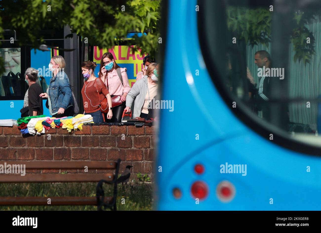 Al Crnomerec Tram Turnpike si vedono persone che indossano maschere protettive. La decisione della sede della protezione civile sul cambiamento dei trasporti pubblici durante l'epidemia di COVID 19 secondo cui i conducenti e i dipendenti e i passeggeri dei trasporti pubblici devono indossare maschere facciali durante il soggiorno nel veicolo. Inoltre, il conducente non è autorizzato ad avviare il veicolo se tutti i passeggeri non hanno maschere, a Zagabria, Croazia, il 25 giugno 2020. Foto: Sanjin Strukic/PIXSELL Foto Stock