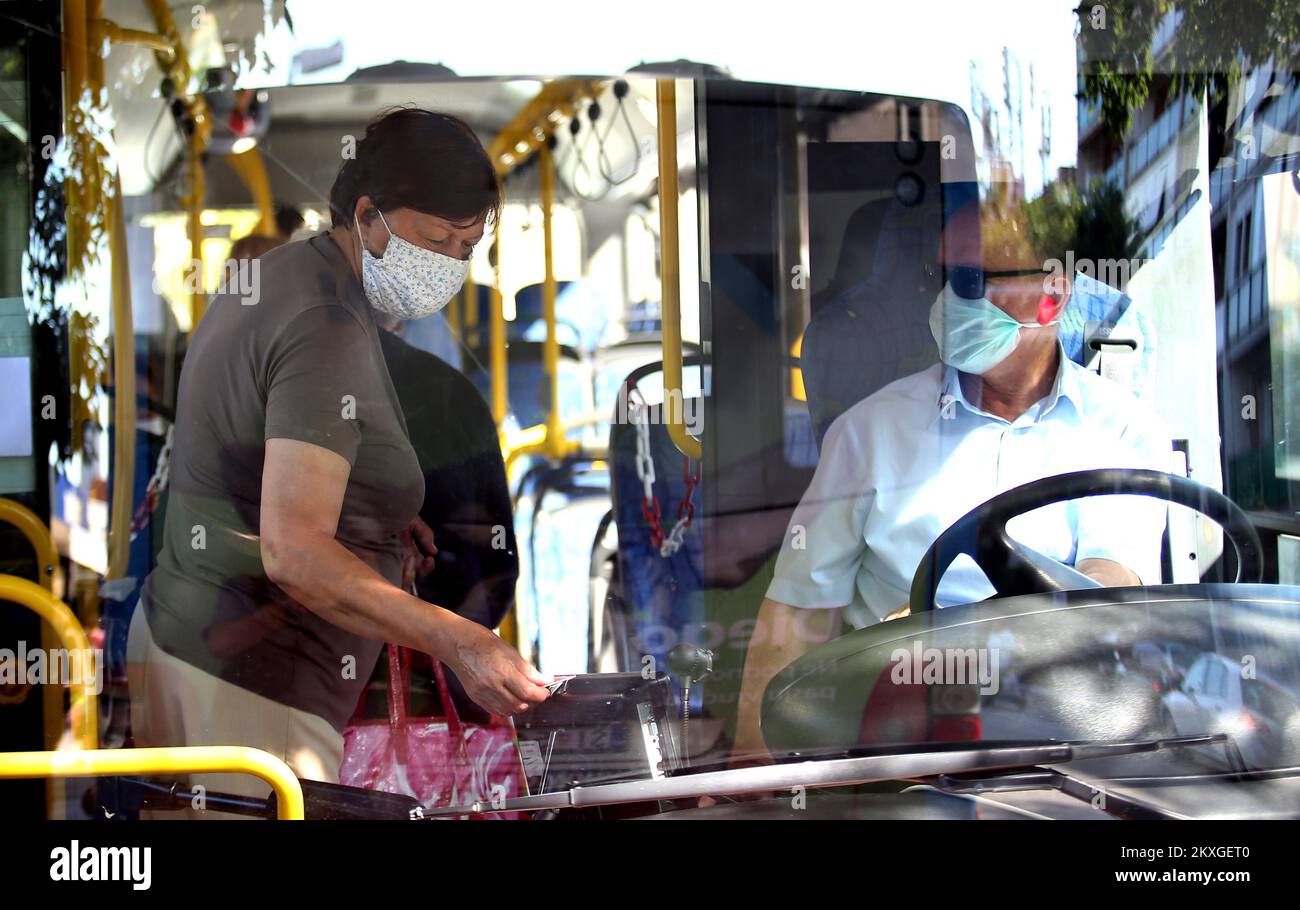 La gente è fotografata indossando le maschere mediche mentre usano i trasporti pubblici a Sibenik, Croazia il 25 giugno 2020. Come oggi tutti gli utenti dei trasporti pubblici sono tenuti a indossare maschere mediche o maschere protettive per il viso nei veicoli pubblici di trasporto, mentre la diffusione della malattia di coronavirus (COVID-19) continua in Croazia. Foto: Dusko Jaramaz/PIXSELL Foto Stock