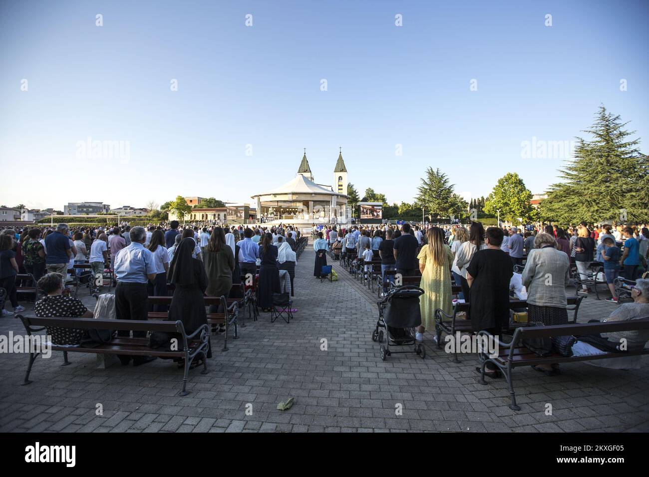 I cattolici pregano nel luogo in cui la Vergine Maria apparve come apparizione a Medjugorje, 120 km (75 miglia) a sud di Sarajevo, 25 giugno 2020. Milioni di pellegrini provenienti da tutto il mondo hanno visitato la piccola città bosniaca dopo che sei giovani bosniaci hanno affermato che la Santa Maria vi apparve 39 anni fa. Foto: Denis Kapetanovic/PIXSELL Foto Stock